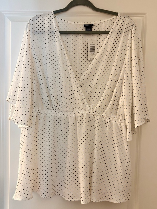 torrid Tops - ⚫️ NWT Torrid 2 White with Black Polka Dot Surplice Peplum Tunic